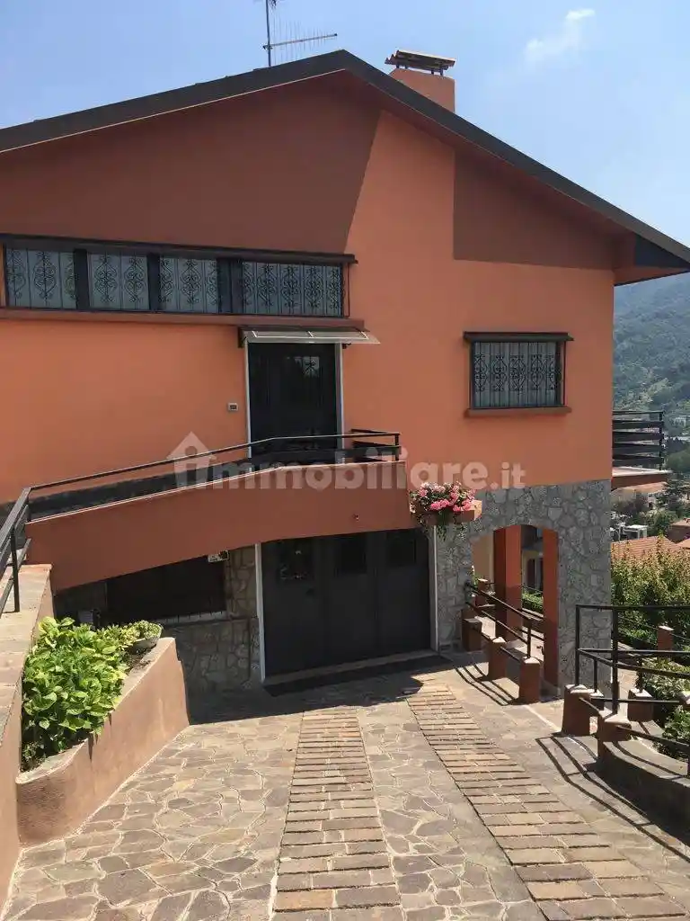 Villa in vendita a Nembro