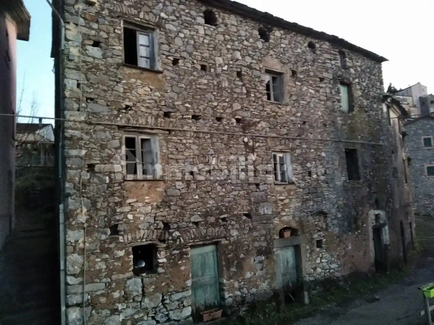 Palazzo - Edificio in vendita a Beverino