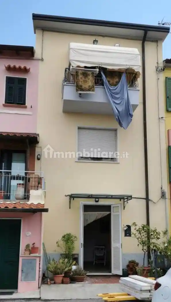 Casa indipendente in affitto a Carrara