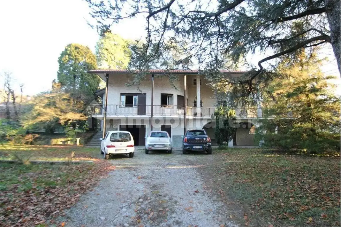Villa in vendita a Dolzago