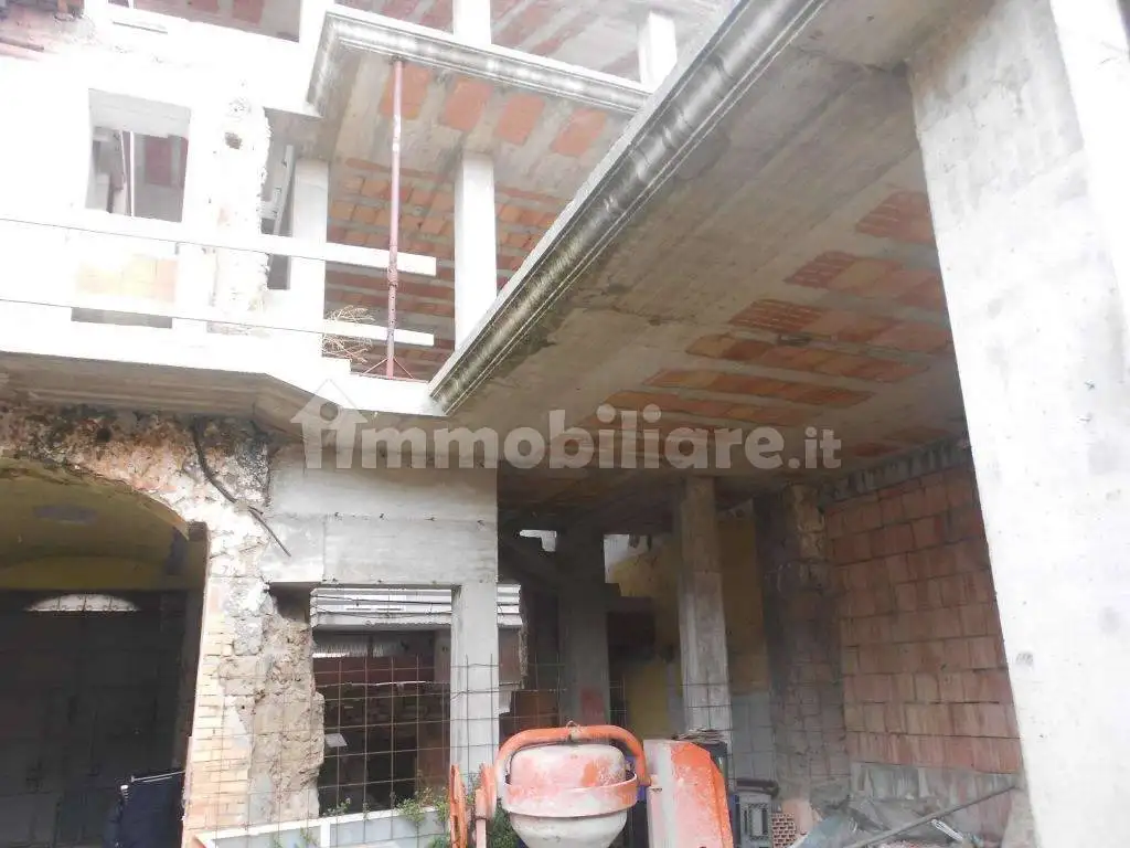Palazzo - Edificio in vendita a Mondragone