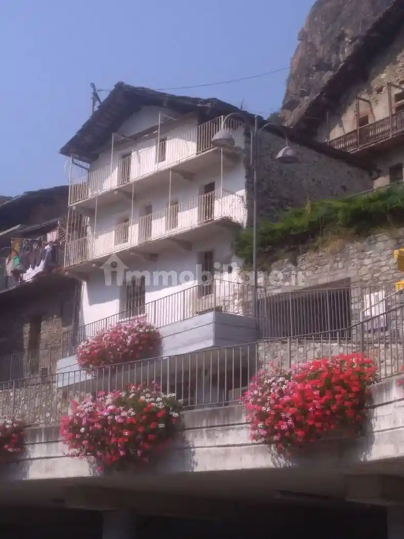 Casa indipendente in vendita a Perloz