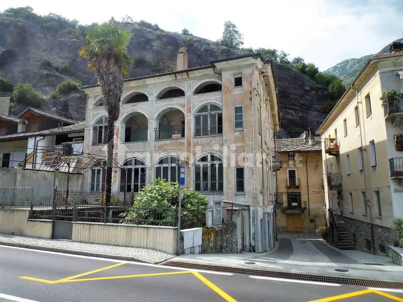 Palazzo - Edificio in vendita a Donnas