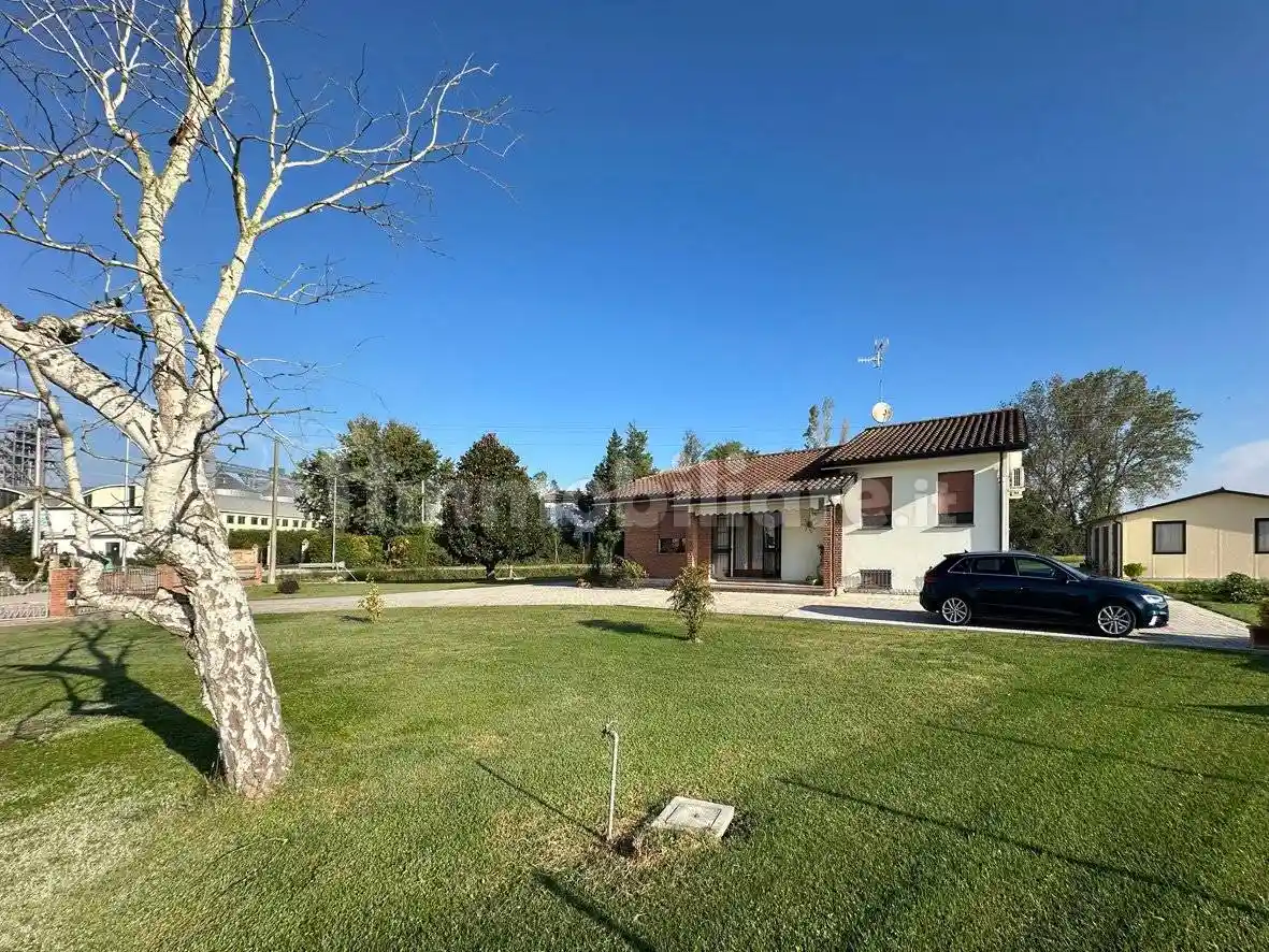 Villa in vendita a Riva del Po