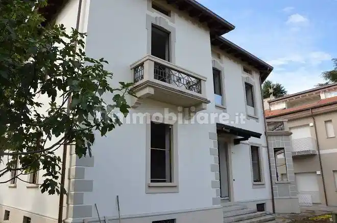 Villa in vendita a Albizzate