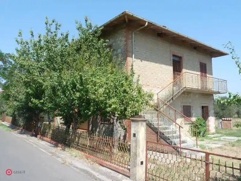 Terratetto unifamiliare 220 m², buono stato, Badia, Castiglione del Lago - foto 2