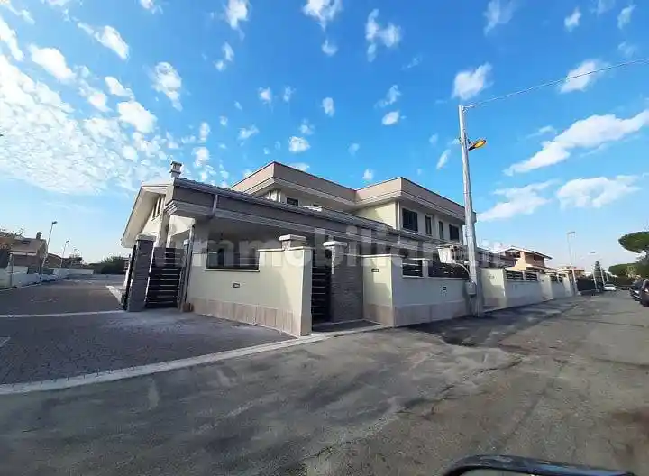 Palazzo - Edificio in affitto a Ciampino