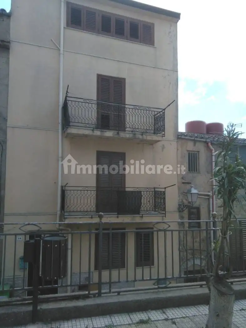 Palazzo - Edificio in vendita a Valledolmo