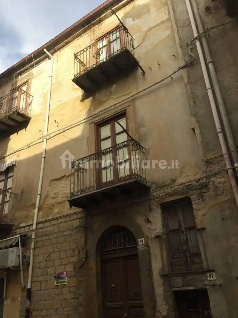 Palazzo - Edificio in vendita a Caltanissetta