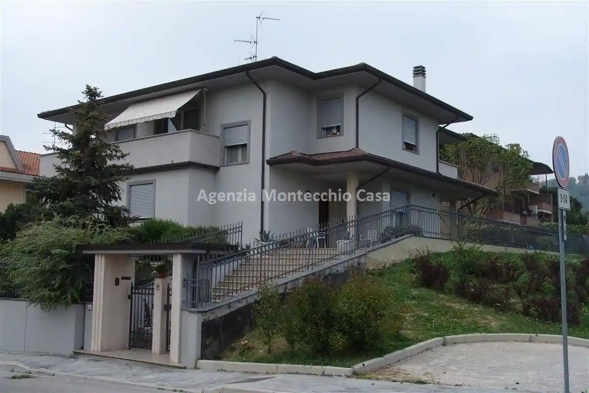 Villa in vendita a Vallefoglia