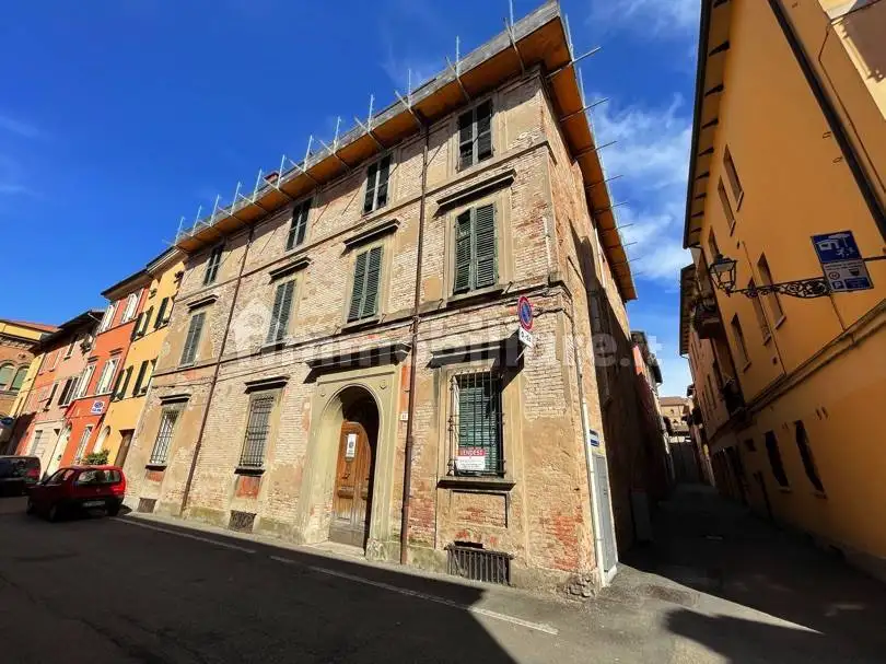 Palazzo - Edificio in vendita a Imola