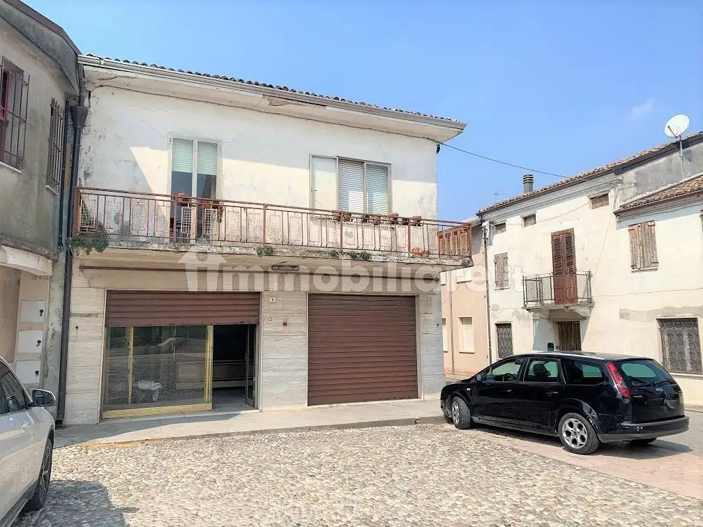 Palazzo - Edificio in vendita a Serravalle a Po