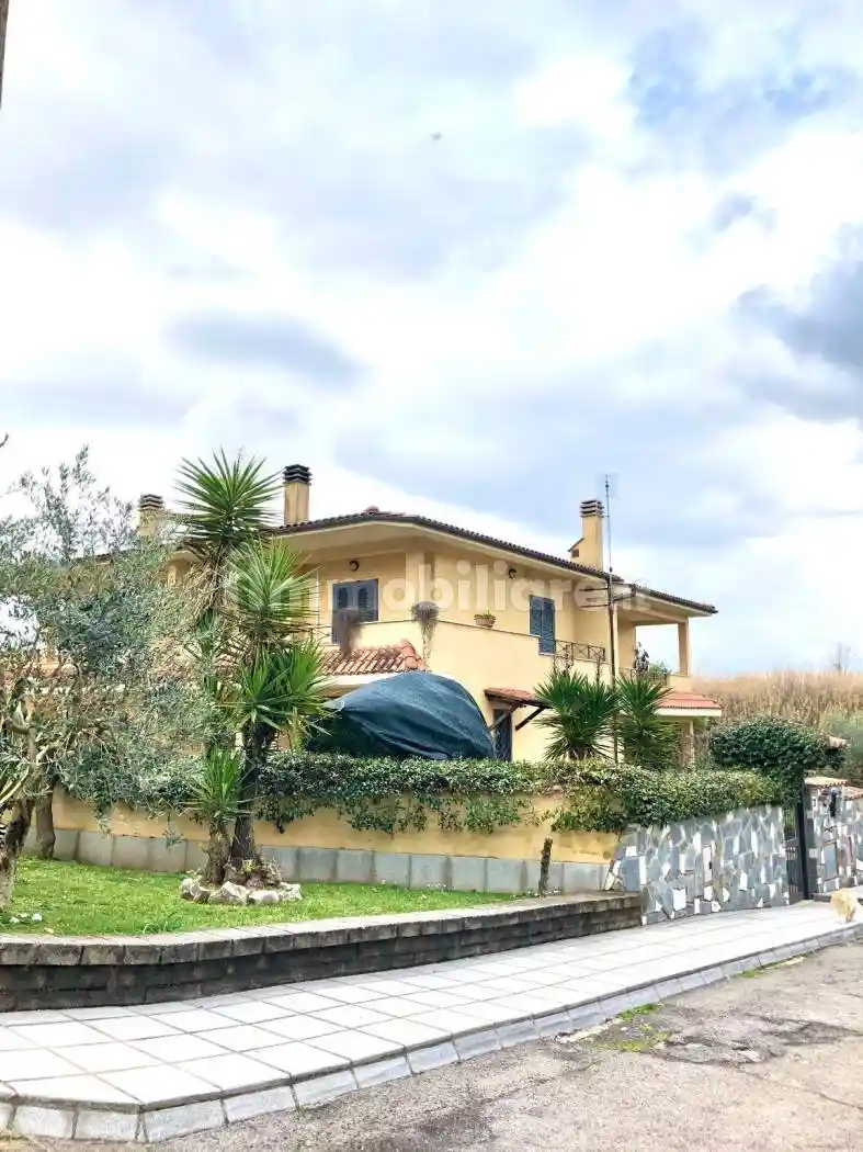 Villa in vendita a Lariano