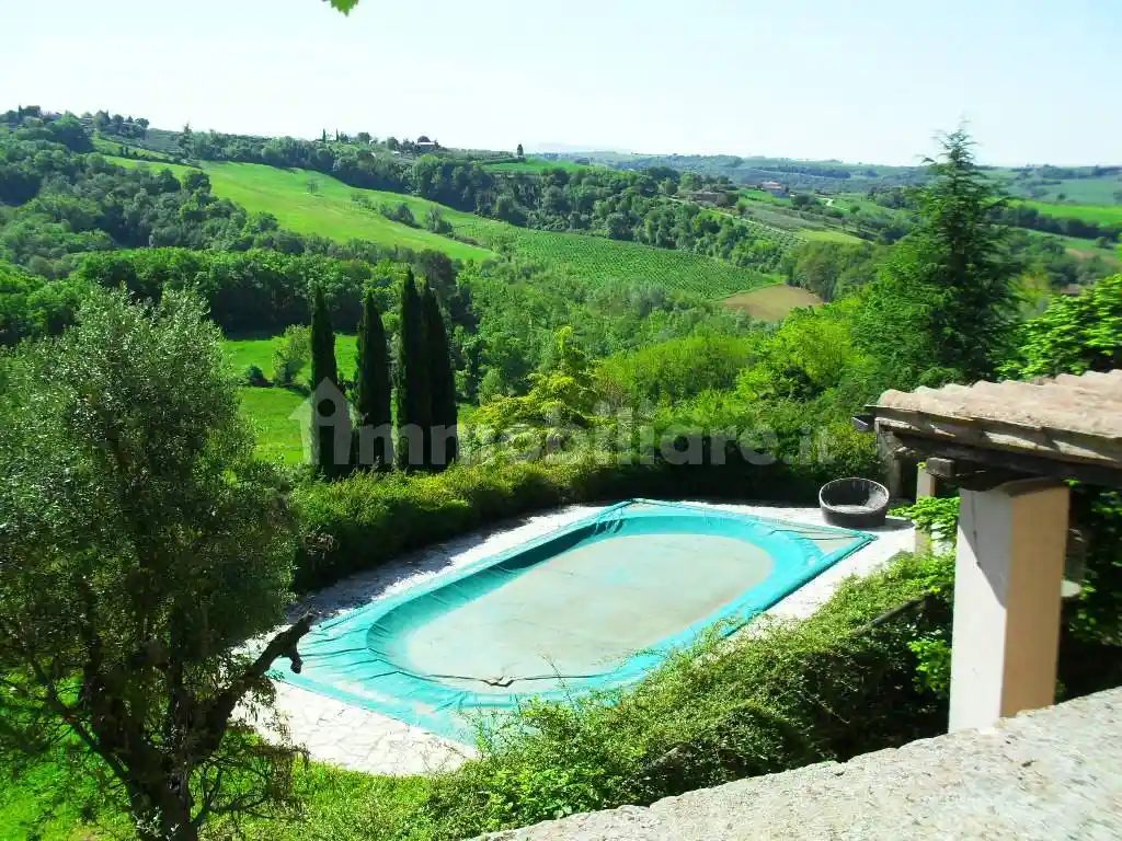 Rustico - Casale in vendita a Todi