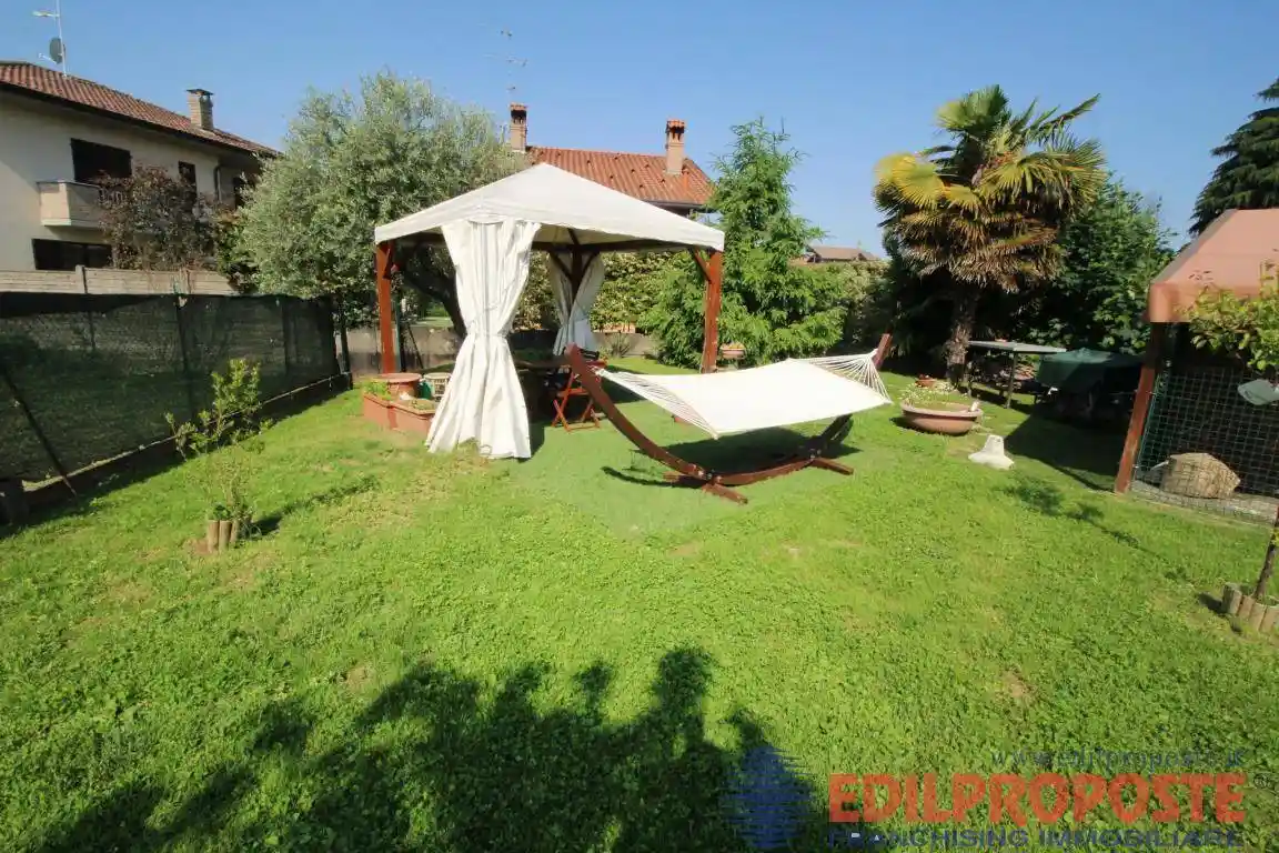 Villa in vendita a Lazzate