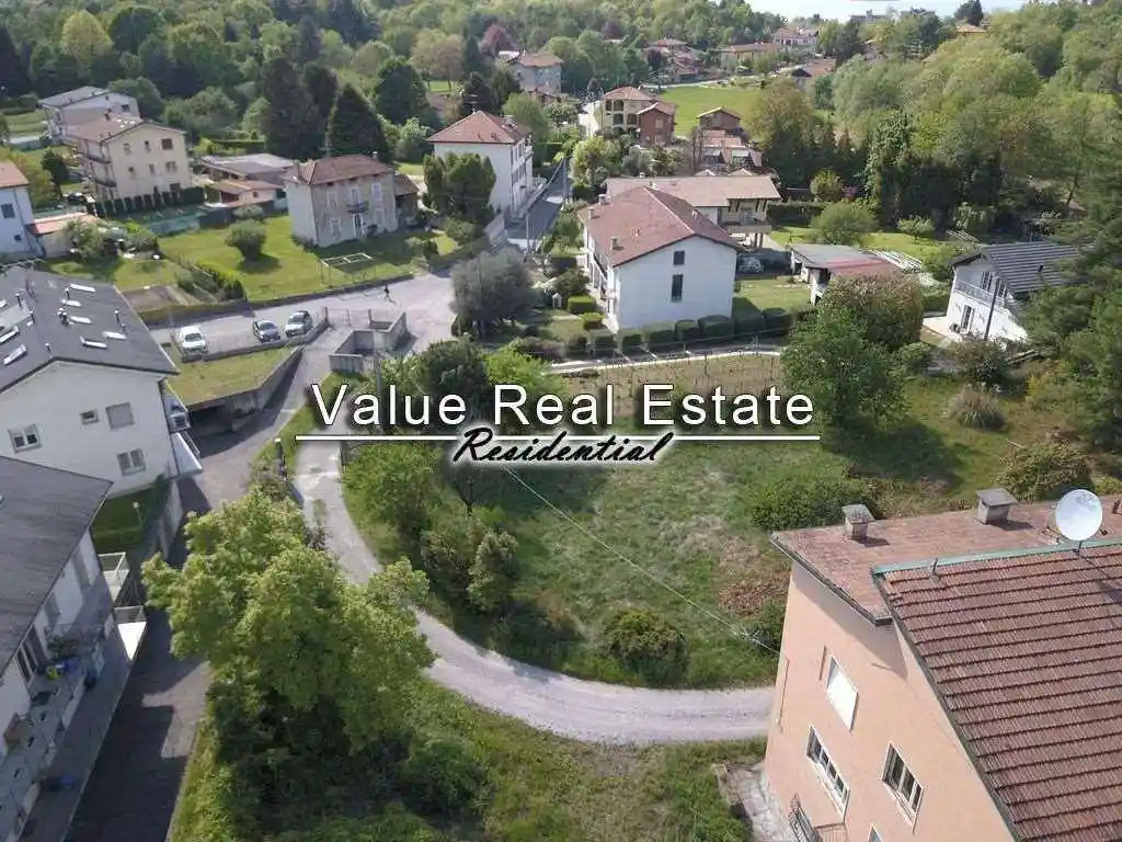 Palazzo - Edificio in vendita a Leggiuno