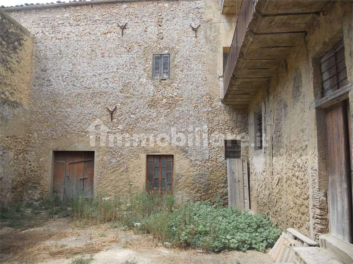 Palazzo - Edificio in vendita a Camastra