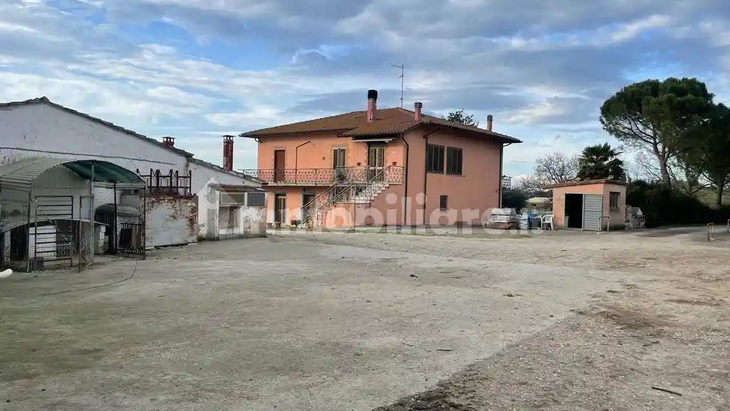 Casa indipendente in vendita a Cortona
