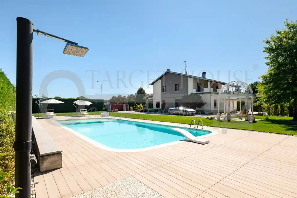 Villa in vendita a Robecco sul Naviglio