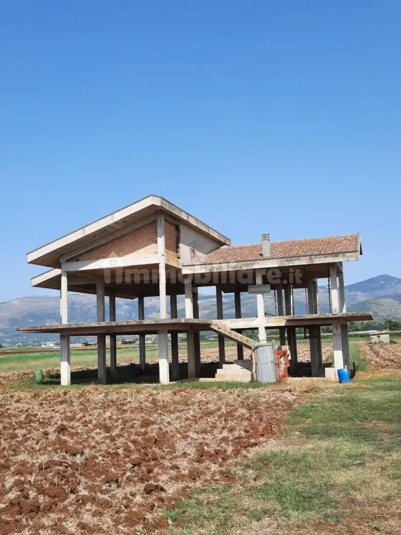 Rustico - Casale in vendita a Pontinia