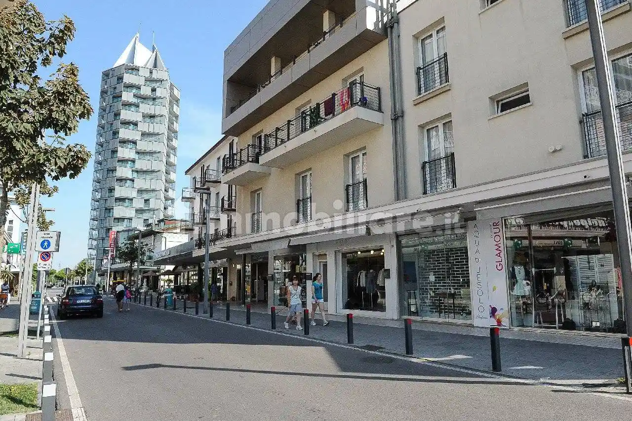 Palazzo - Edificio in vendita a Jesolo
