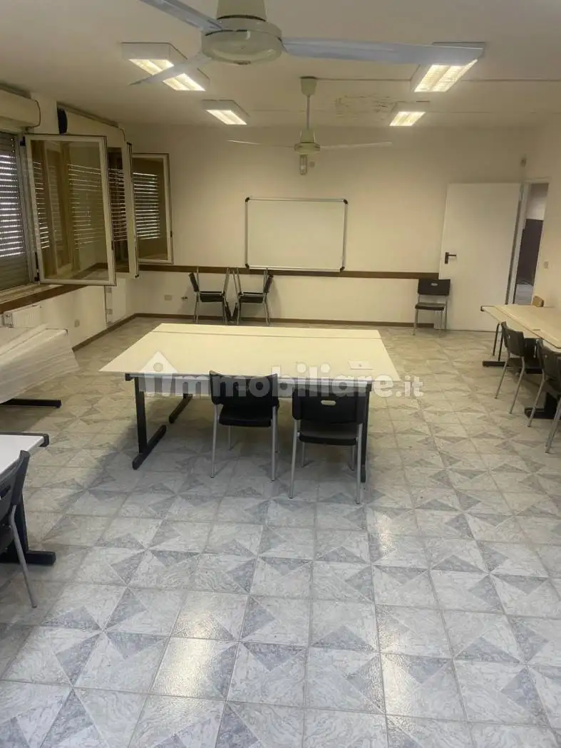 Palazzo - Edificio in affitto a Guidonia Montecelio