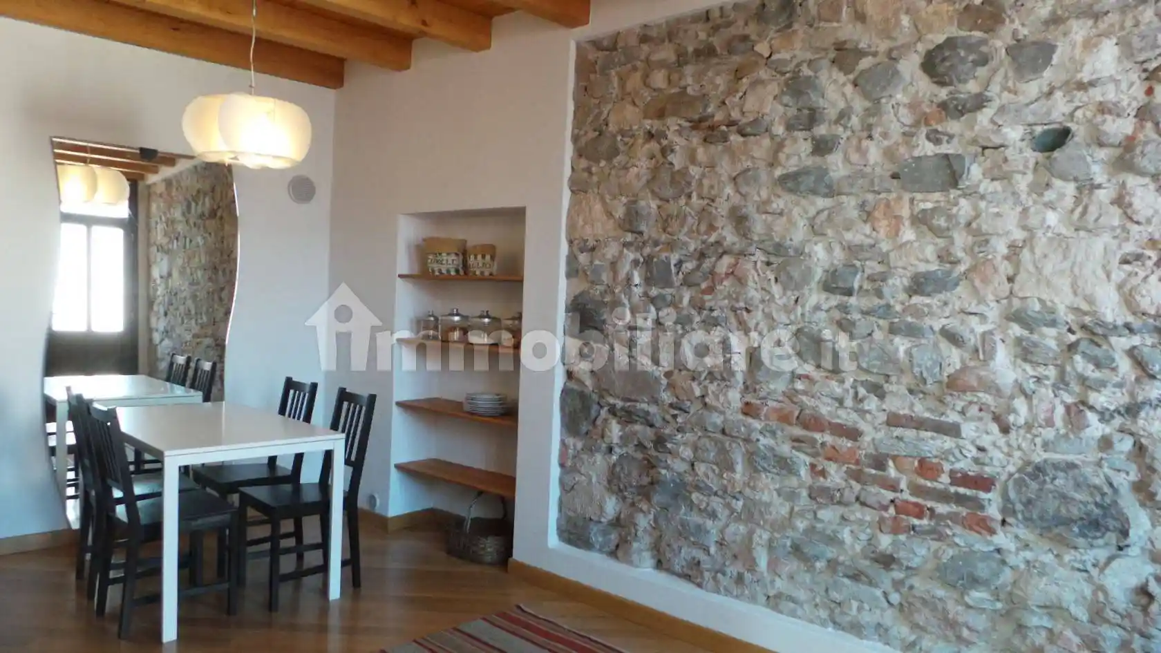 Appartamento in affitto a Angera