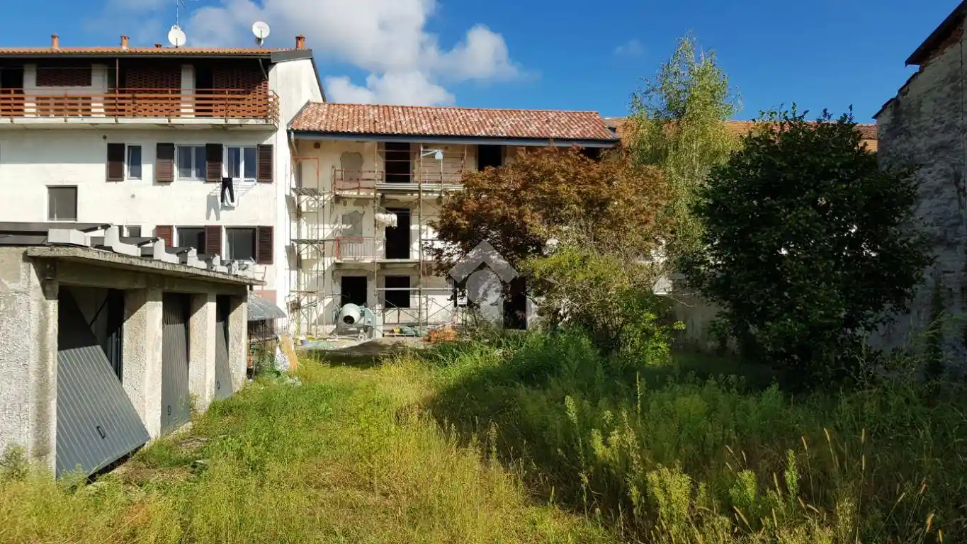 Casa indipendente in vendita a Agrate Conturbia