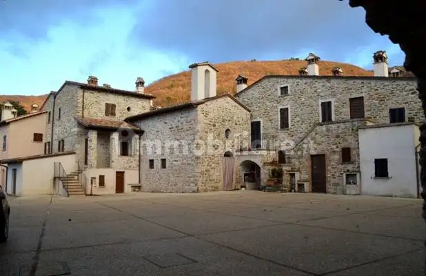 Casa indipendente in vendita a Valtopina