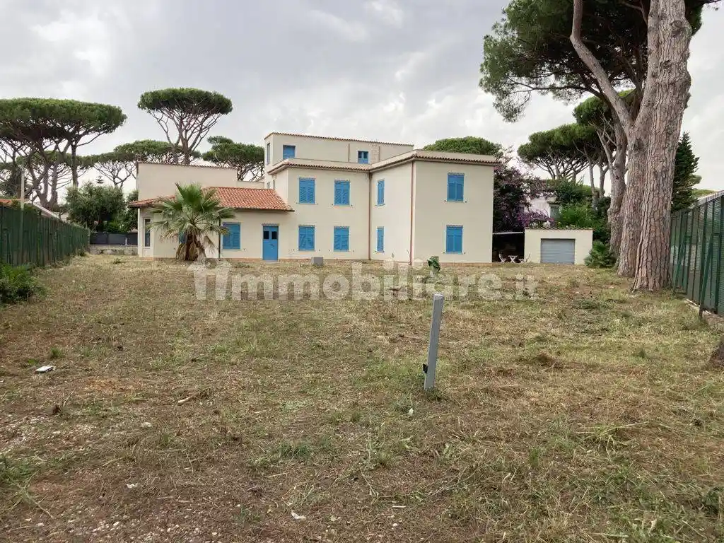 Palazzo - Edificio in vendita a Fiumicino