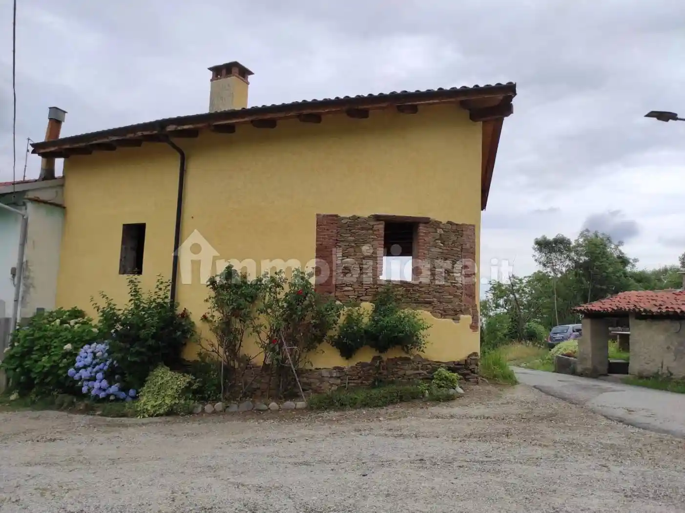 Palazzo - Edificio in vendita a Prarostino