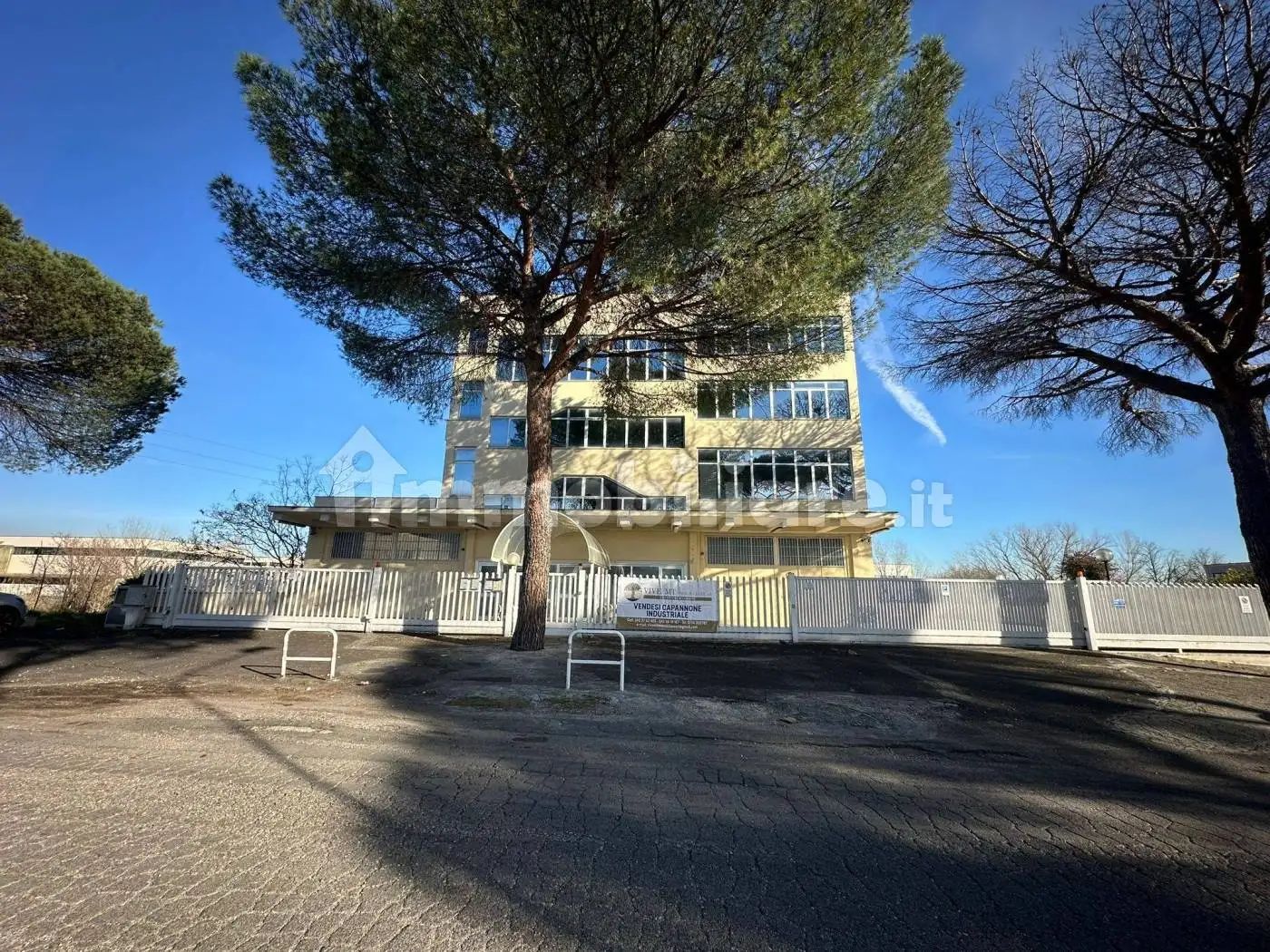 Palazzo - Edificio in vendita a Guidonia Montecelio