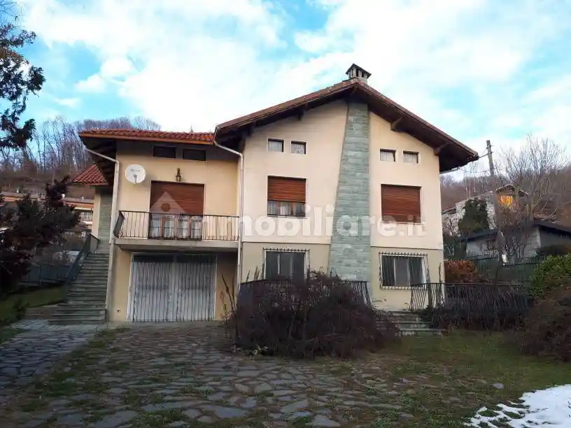 Villa in vendita a Borgosesia