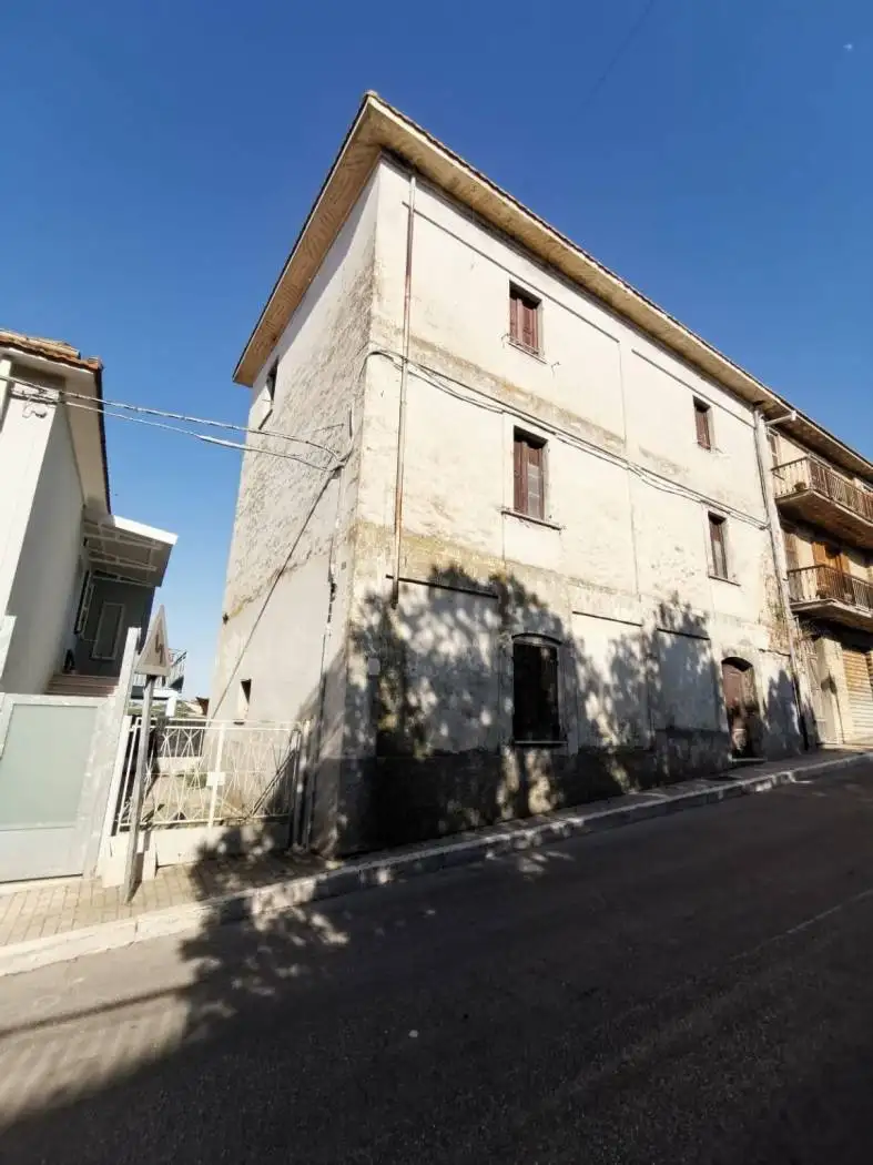Palazzo - Edificio in vendita a Cappelle sul Tavo