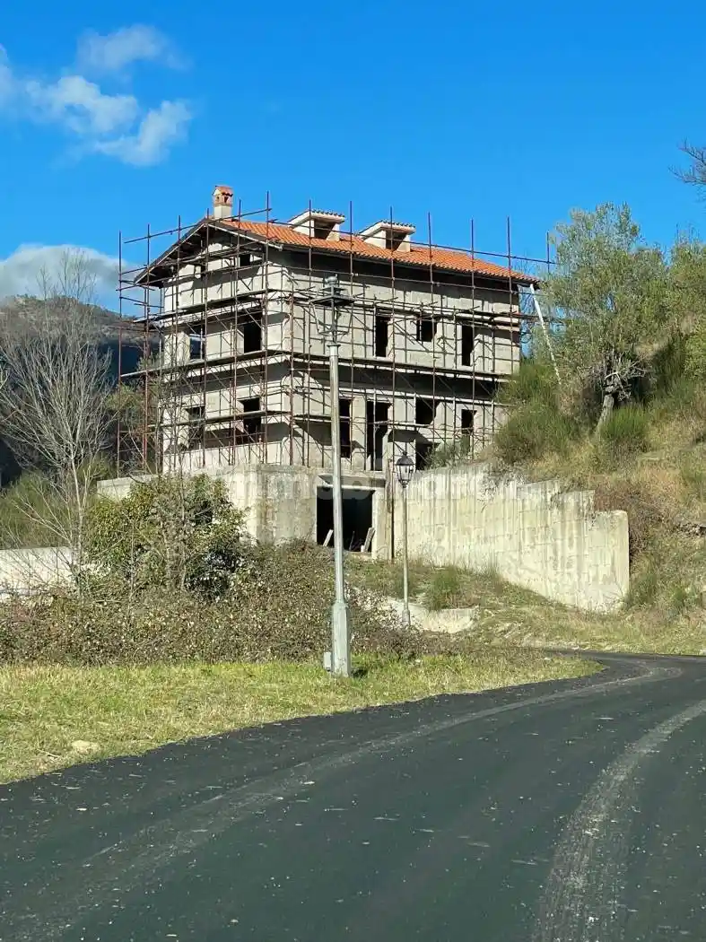 Palazzo - Edificio in vendita a Percile