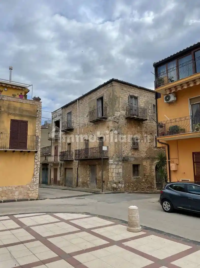 Palazzo - Edificio in vendita a Camastra