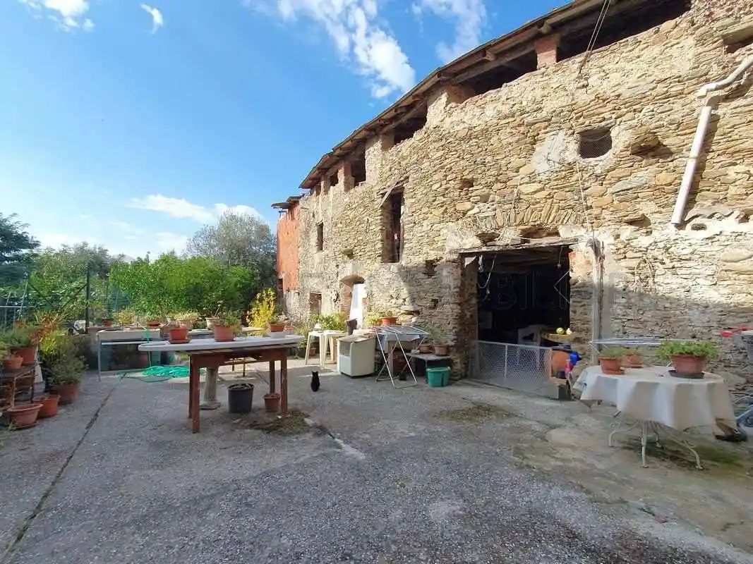 Palazzo - Edificio in vendita a Massa