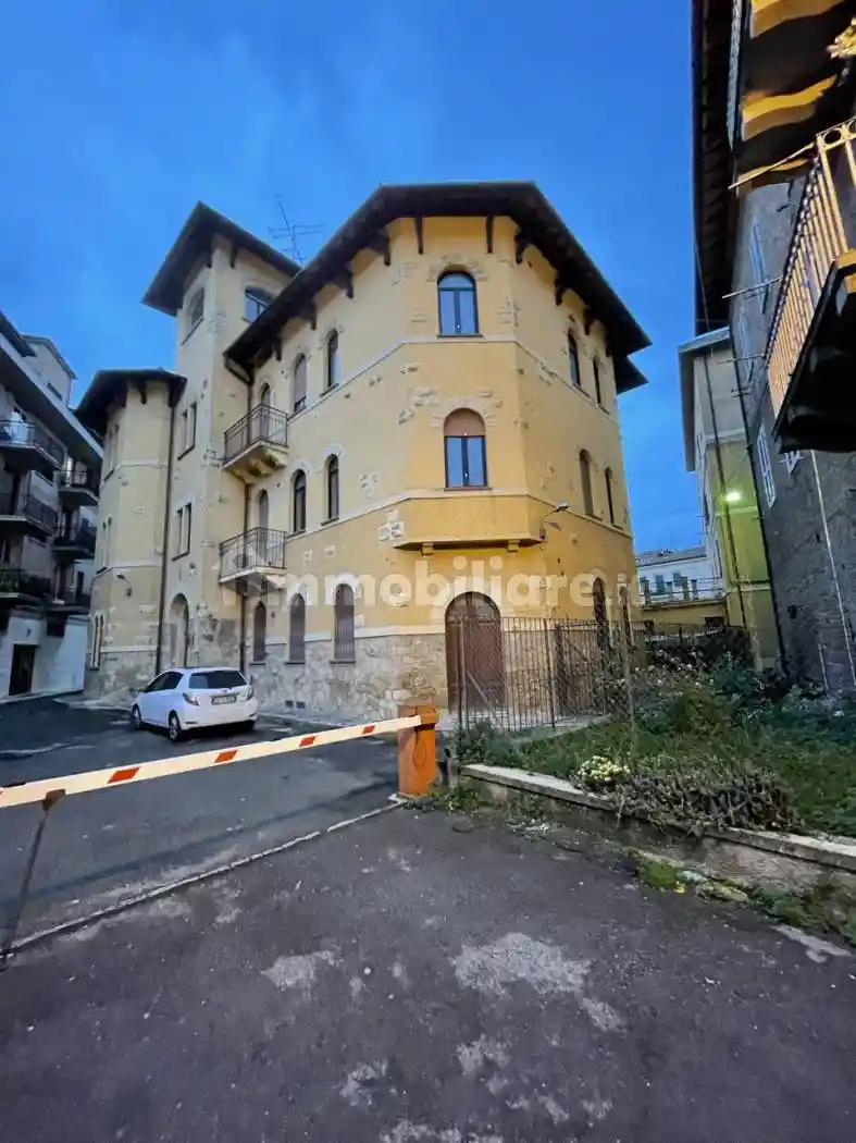 Palazzo - Edificio in vendita a Chiusi