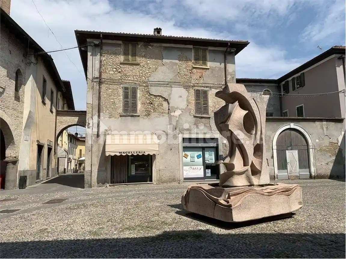 Palazzo - Edificio in vendita a Romano di Lombardia