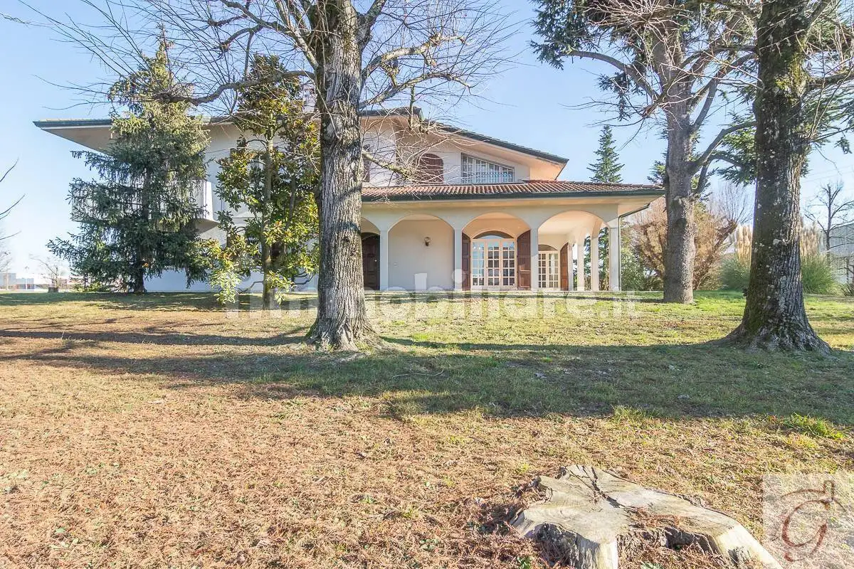 Villa in vendita a Cento