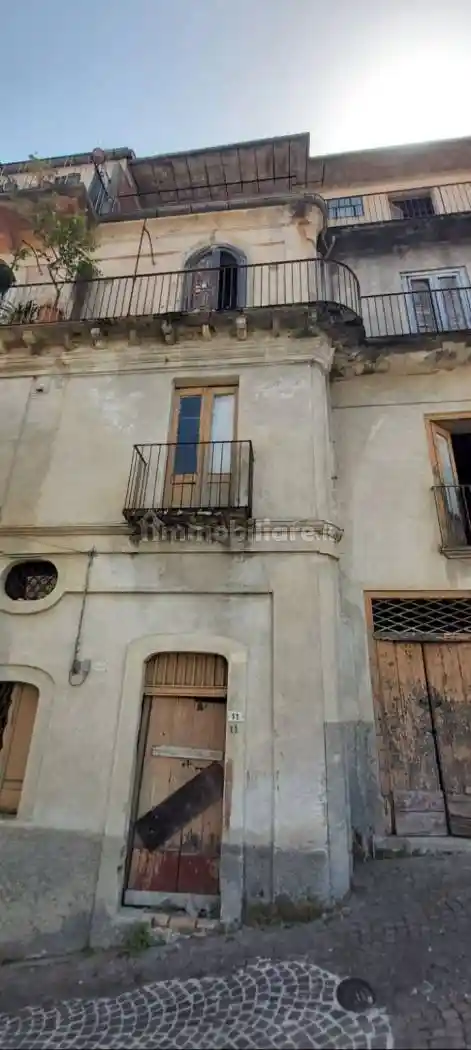 Palazzo - Edificio in vendita a Bivongi