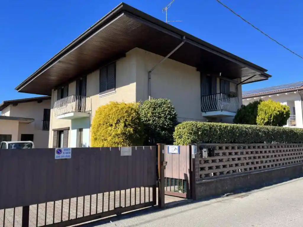 Villa in vendita a Sesto Calende