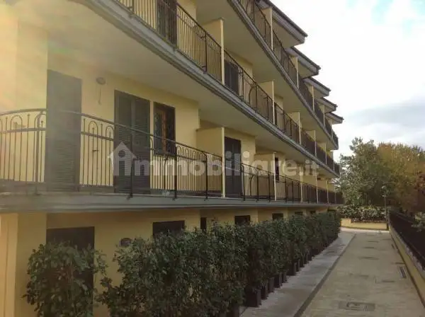 Palazzo - Edificio in affitto a San Cesareo