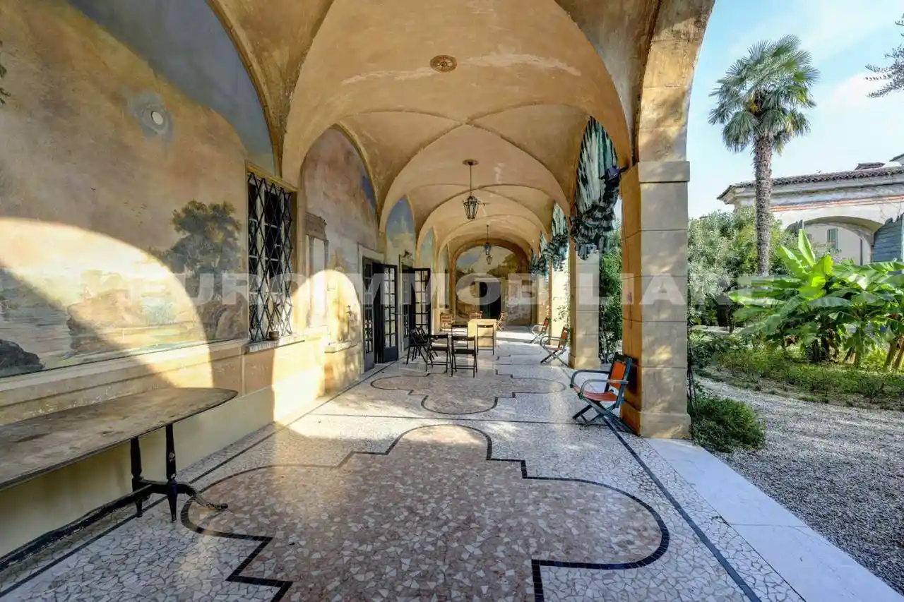 Palazzo - Edificio in vendita a Gussago