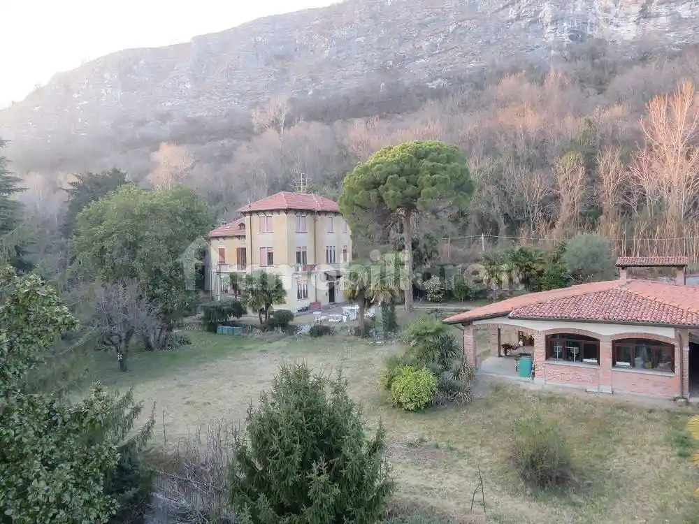 Villa in vendita a Laveno-Mombello