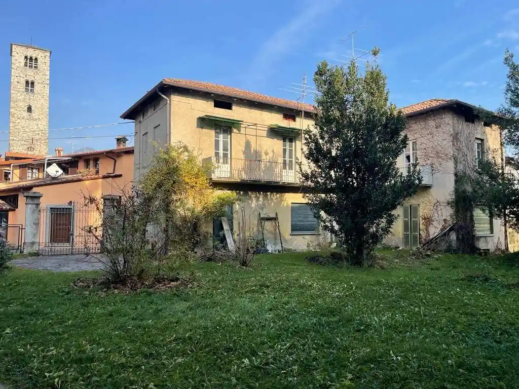 Casa indipendente in vendita a Erba