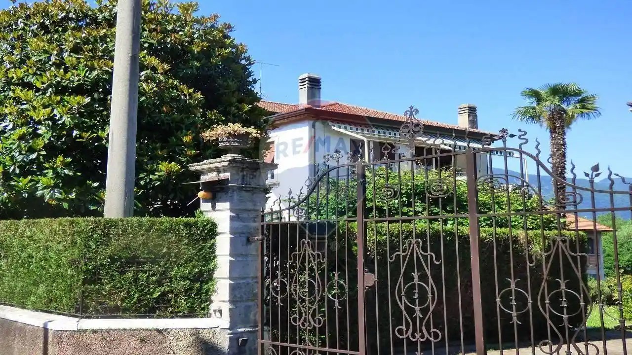 Casa indipendente in vendita a Leggiuno