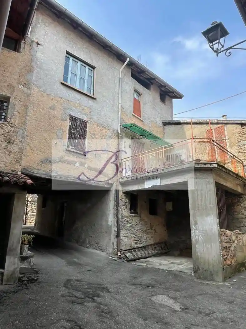 Casa indipendente in vendita a Cuasso al Monte