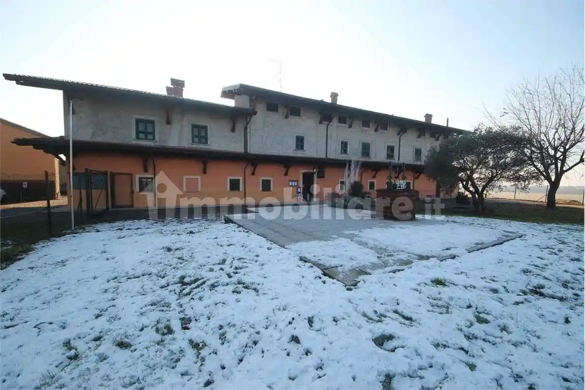 Rustico - Casale in vendita a Oleggio
