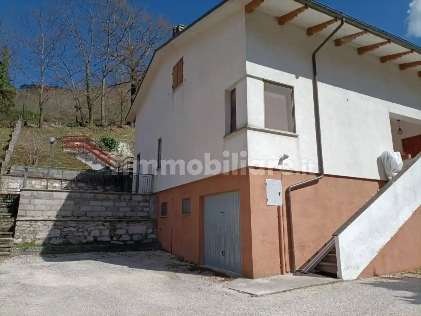 Villa in vendita a Serravalle di Chienti